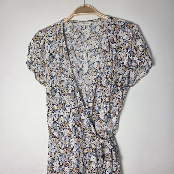 Abercrombie & Fitch Floral Short Sleeve Ruffle Wrap Mini Dress - Picture 4 of 7